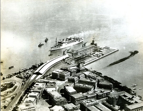 Ballards Pier, Bombay, with P&O liner Strathnaver