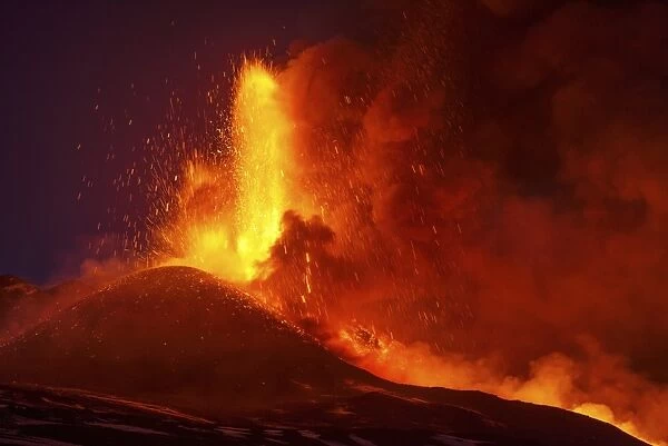 Mount Etna erupting at night, 2012 C016  /  4640