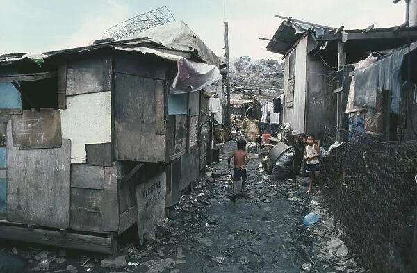 20041189. PHILIPPINES Luzon Island Manila Smokey Mountain slum area