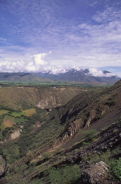 20068982. ECUADOR Central View of the highlands