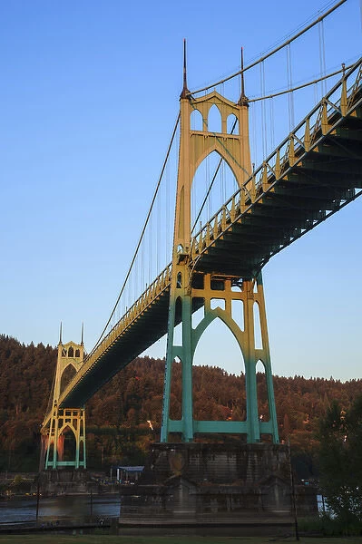USA, Oregon, Portland, Cathedral Park, St. Johns Bridge at sunrise