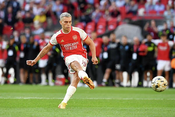 Arsenal Claim Community Shield: Trossard Scores Decisive Penalty in Thrilling Shootout Against Manchester City