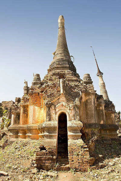 Myanmar, Inle lake, Inlay Shwe Inn Tain pagoda