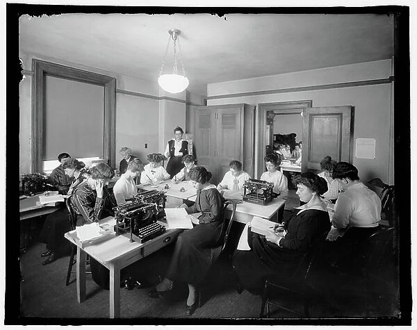 Between 1910 and 1920 - Office with women and typewriters (b / w photo)