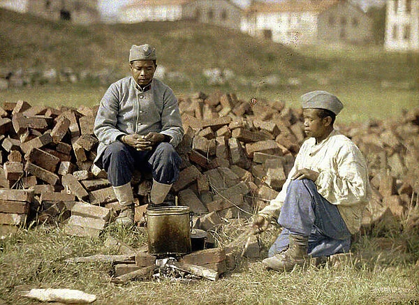 Two African soldiers heating up a meal, Soissons, Aisne, France, 1917 (autochrome)