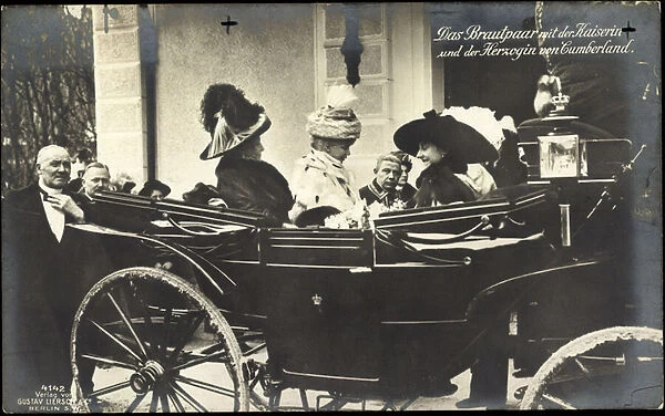 Ak bride and groom, Empress Auguste Viktoria, Duchess of Cumberland (b  /  w photo)