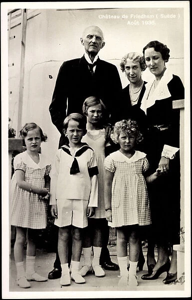 Ak Chateau de Friedhem, Sweden, Prince Carl with family, 1936 (b  /  w photo)