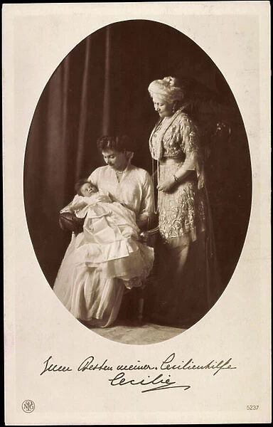 Ak Crown Princess Cecilie with Empress Auguste and daughter, NPG 5237 (b  /  w photo)