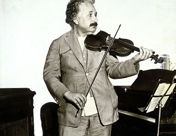 Albert Einstein playing the violin, c. 1932 (b / w photo)