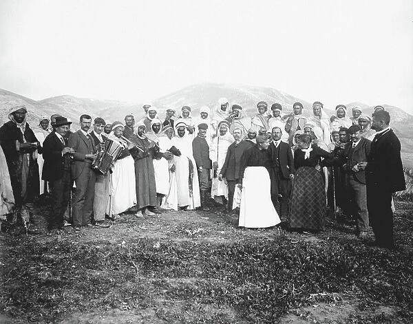 Algeria, Ain zeft: local population around an Arab dancer and a Europeen with accordeon, 1906