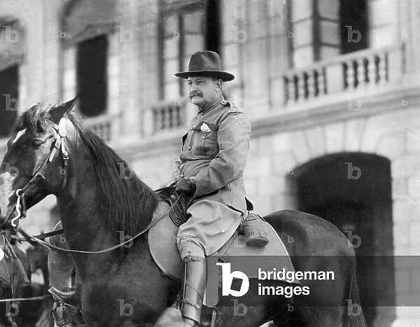American admiral John Winslow, commandant of the special services of the fleet of United States in Mexico waters, here on a horse in Vera Cruz, 10's