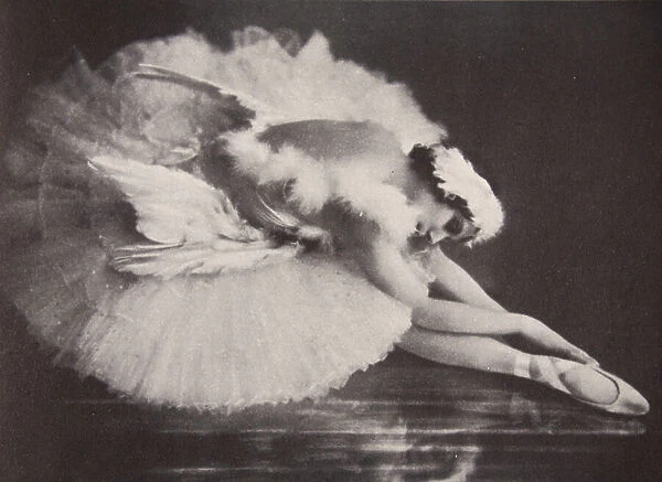Anna Pavlova in The Swan (b / w photo)