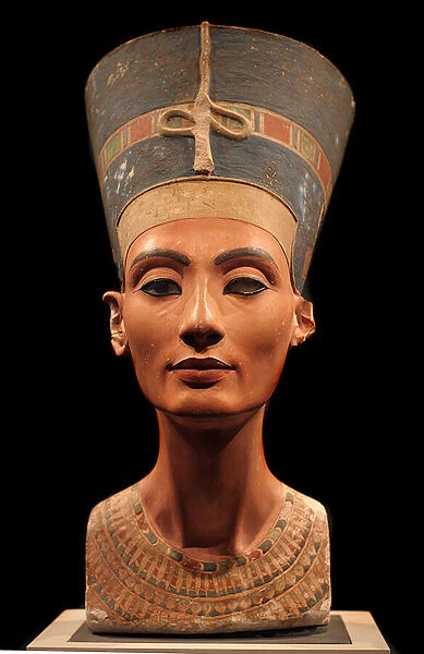Antiquite egyptienne : buste de Nefertiti (1353-1336 av JC), epouse du pharaon Amenophis IV Akhenaton (Nefertiti Bust) - Sculpture polychrome en calcaire, vers 1350 avant JC - Staatliche Museen, Berlin (Allemagne)