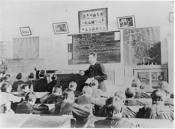 Arithmetic class in a primary school, Orme, 2nd March 1909 (b  /  w photo)