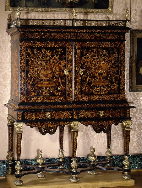 Art France: Cabinet in wood marquetry. French manufacture of the second half of the 17th