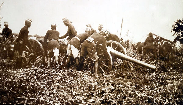 Askaris getting field gun into position, East African campaign (b  /  w photo)
