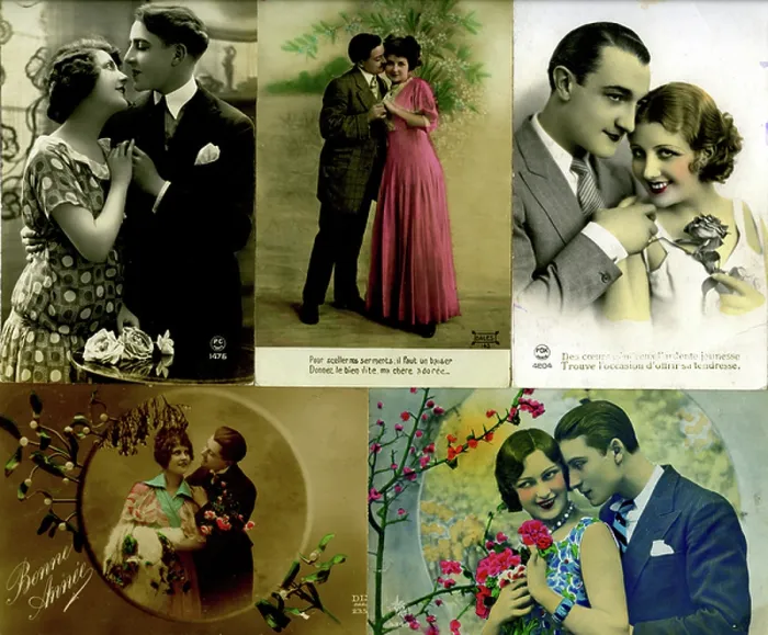 Framed Print : Assembling of 5 postcards from 1900 to 1930, featuring couples of lovers (flirting). Patrice Cartier Collection