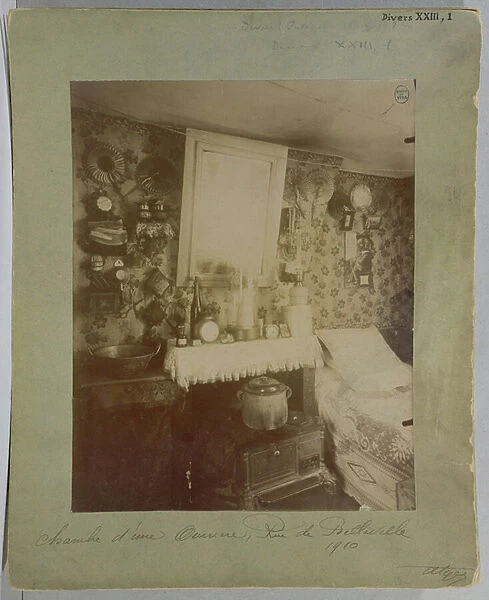 Bedroom of a female worker, rue de Belleville, Paris, 1910 (photo)