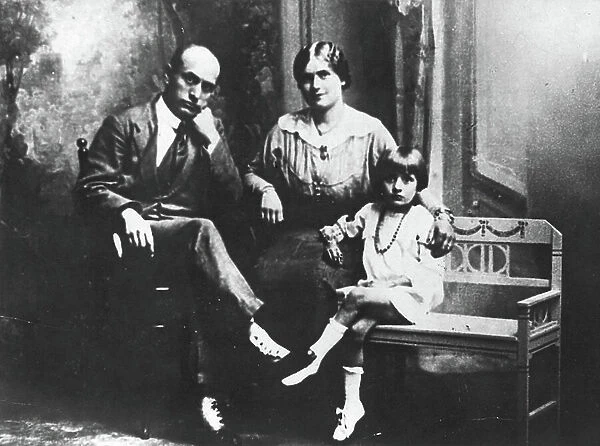 Benito Mussolini with his wife Rachele Guidi and his daughter Edda in Milan in 1915