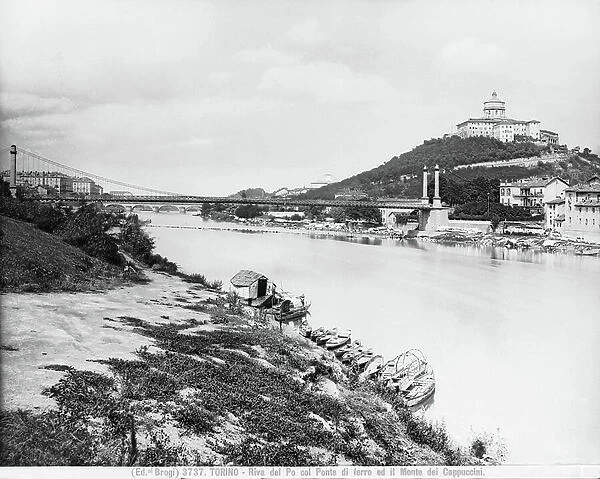 Some boats moored on the Bank of the Po river at the height of the Iron Bridge. In the background, the Mountain of the Capuchins is visible with the Church of S. Maria del Monte., 1890 c., by Vitozzi, Ascanio, 1584., Turin (b / w photo)