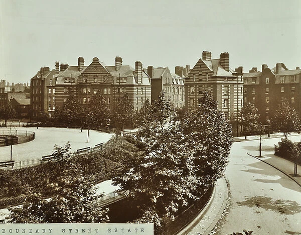 Boundary Estate: Arnold Circus, London, 1907 (b  /  w photo)