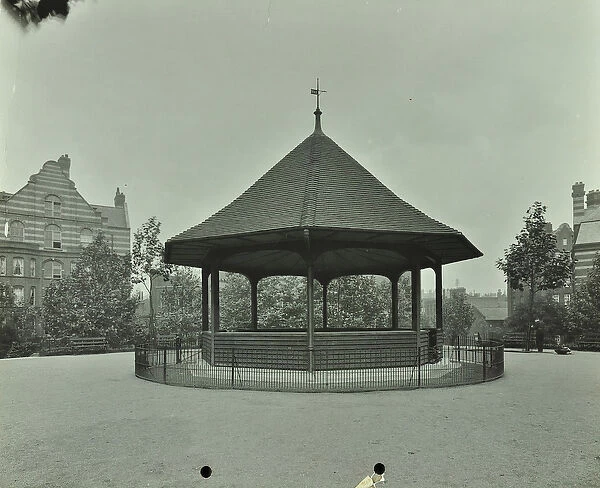 Boundary Estate: bandstand, Arnold Circus, London, 1912 (b  /  w photo)