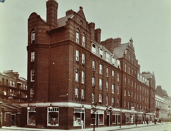 Boundary Estate: exterior of Cleeve Buildings, London, 1901 (photo)