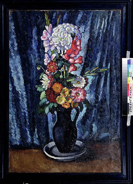 Bouquet de fleurs dans une cruche devant un fond bleu. (Bunch Of FLowers In A Black Jug On The Blue Background). Peinture de Ilya Ivanovich Mashkov (Ilia Machkov, Matchkov) (1881-1944), huile sur toile 1916. Art russe, nature morte debut 20e siecle