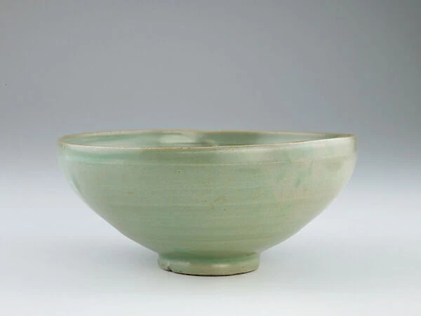 Bowl with incised decoration, late 11th-early 12th century (stoneware with celadon glaze)