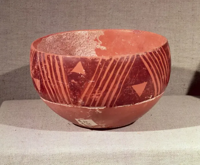 Framed Print : Bowl with triangular pattern, from Banpu, Jiangsu, 5th-4th millennium BC (clay)