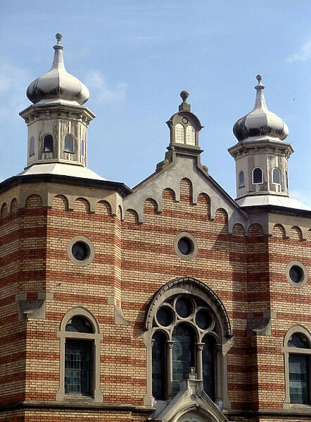 A brick synagogue from the outside, built in 1904 in Saint Louis (68)