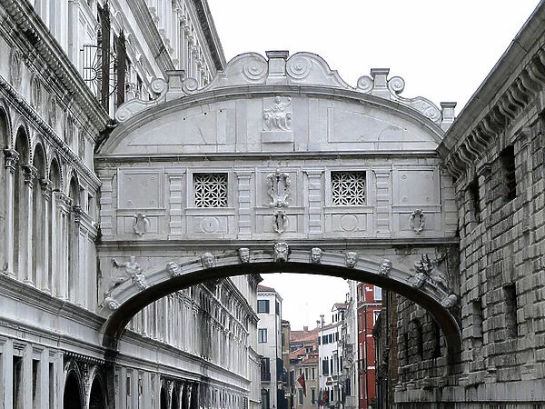 The bridge of Sighs in Venice (photo)