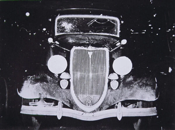 Bullet riddled car used by George Baby Face Nelson, 1934 (b / w photo)