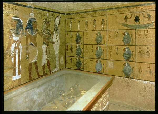The burial chamber in the Tomb of Tutankhamun, New Kingdom (photo)