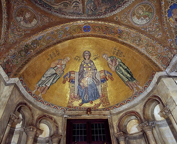 Byzantine architecture: representation of the Virgin between Saint John and Saint Mark