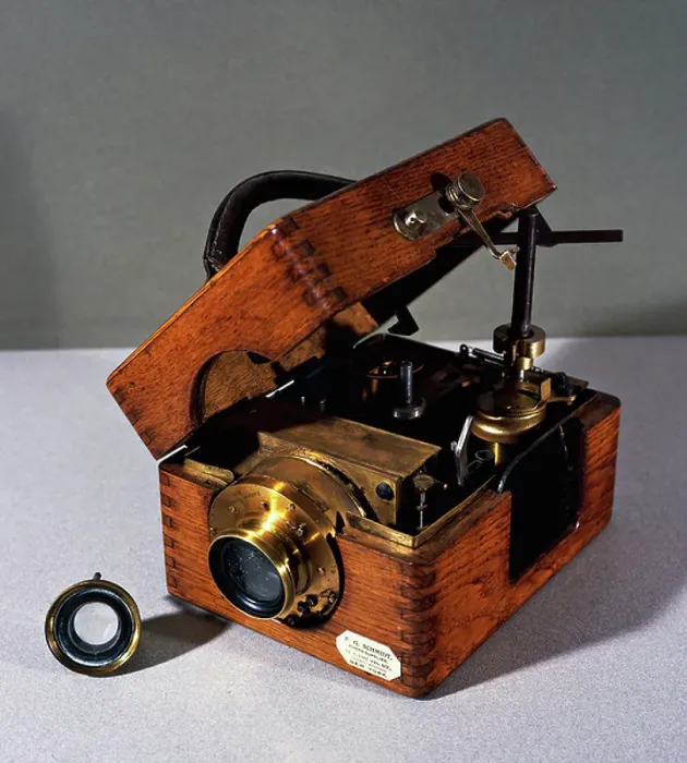 Framed Print : Camera designed by Schmidt, ca 1900, Kodak lens for rapid shooting, military use, USA, 20th century