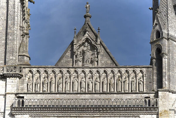 Cathedrale de chartres, royal gate, upper part, the virgin surrounded by two angels with