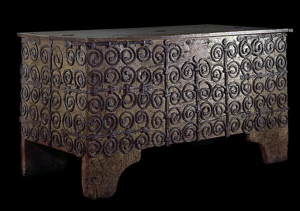 Chest in wrought iron and wood. 14th century Paris, decorative arts