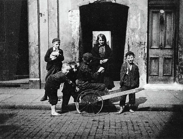 Children in a London slum (b  /  w photo)