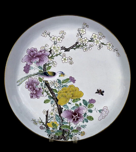 Chinese art: ceramic plate of the pink family decorated with birds and flowers