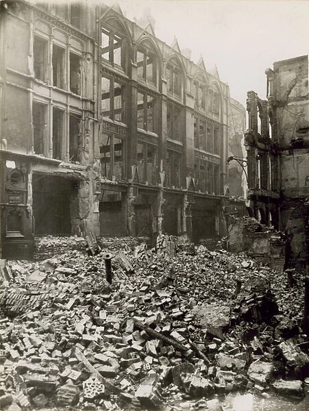 The City of London after a bombing raid (photo)
