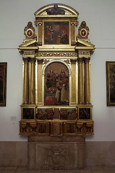 Collegiate church. Interior. Altar (Retablo Miranda). Gilt wood. Baroque / classicism. 1638. Lower part, altar with escutcheon (of a bishop?)