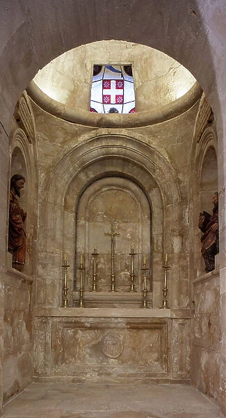 Collegiate church. Interior. The crypt / pantheon (Cripta-Panteon de los Duques de Pastrana y del Infantado). Apse of a chapel. 1859