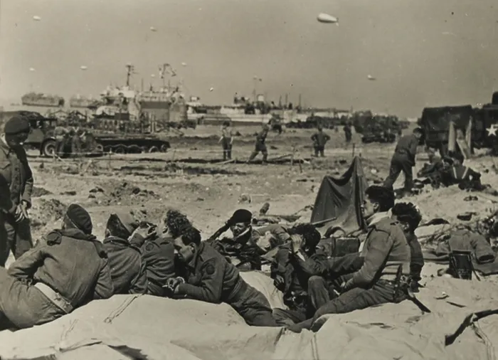 Framed Print : Commandos resting on the beach, Normandy, 7 June 1944 (b / w photo) Framed Print : Commandos resting on the beach, Normandy, 7 June 1944 (b / w photo)