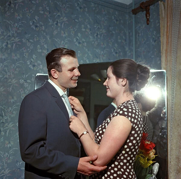 The cosmonaut Yuri (Iouri, Youri) Gagarin (1934-1968) with his wife Valentina par Ryumkin
