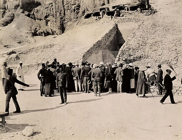 Crowd of interested spectators waiting outside the Tomb of Tutankhamun, Valley of the Kings (gelatin silver print)