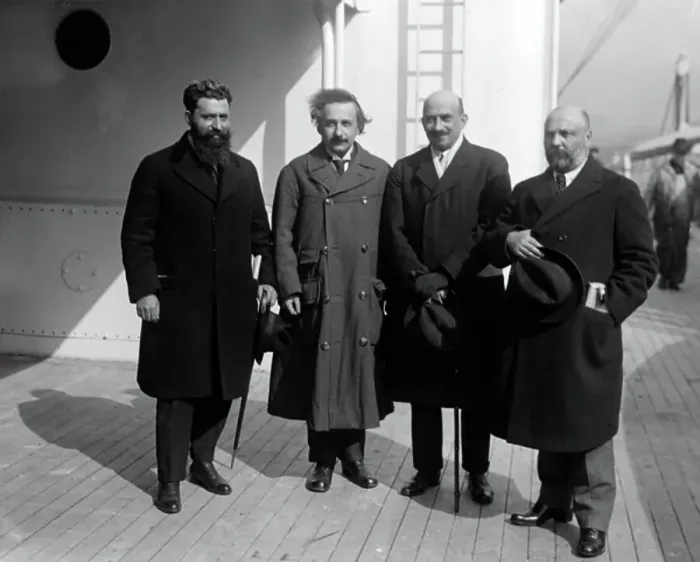 Framed Print : David N. Mosessohn, Albert Einstein, Chaim Weizmann and Menahem Ussishkin aboard a liner, 1921 (b / w photo) Framed Print : David N. Mosessohn, Albert Einstein, Chaim Weizmann and Menahem Ussishkin aboard a liner, 1921 (b / w photo)
