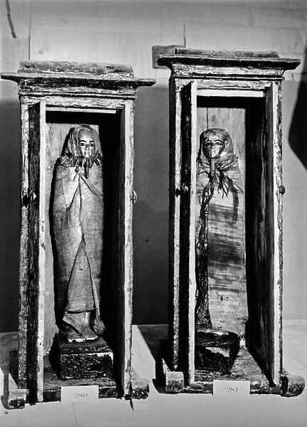 Discovery of the tomb of pharaoh Tutankhamun in the Valley of the Kings (Egypt) : statuettes of Imsety and Mamu (Treasury), 1923, photo by Harry Burton (p1017)