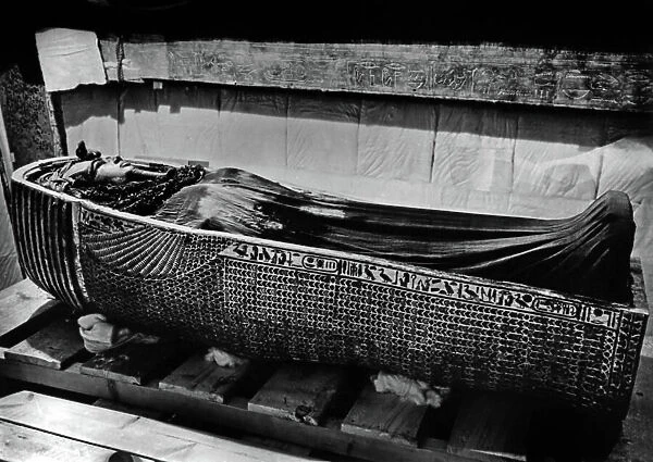 Discovery of the tomb of pharaoh Tutankhamun in the Valley of the Kings (Egypt) : burial chamber : 2nd coffin, 1923, photo by Harry Burton (p0719b)