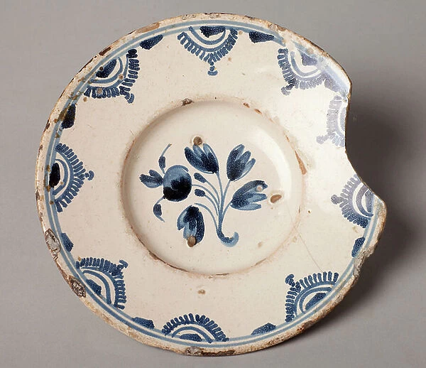 A dish. Ceramic work. Blue decoration. Barcelona. End 18th begin 19th century. Museum inventory no: 426.1